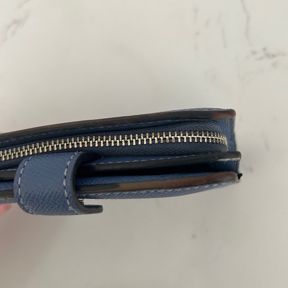 Coach Blue Leather Compact Wallet with Snap Closure-  Pre-owned - Picture 10 of 11